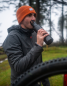 Preview: Ein Mann mit Flasche in der Hand