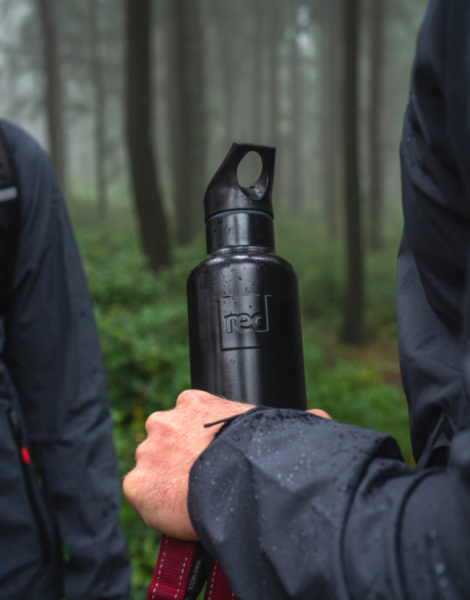 eine Flasche zur Hand