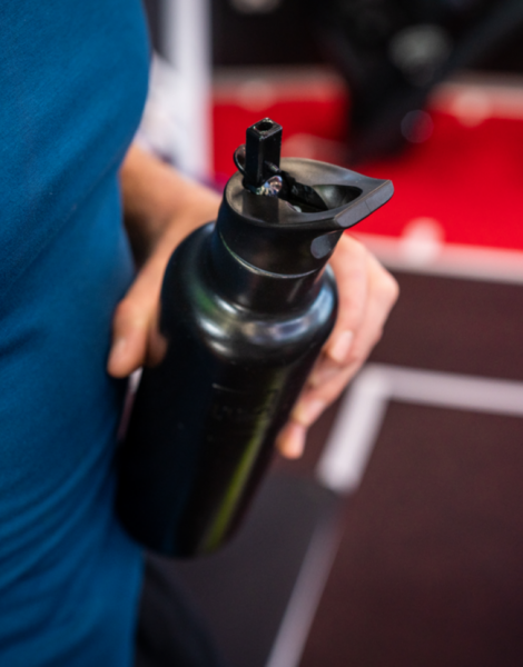 eine Flasche zur Hand
